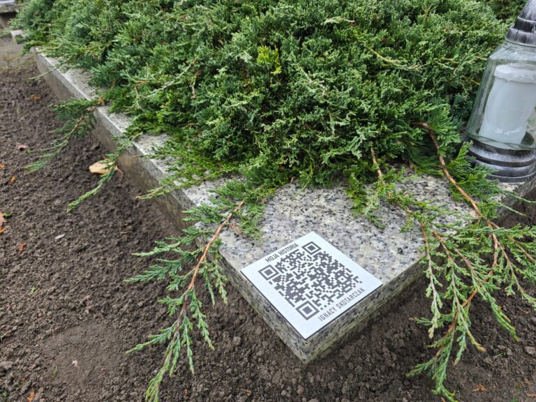 Tabliczki QR Wieczny Kod, które upamiętniają zmarłych.